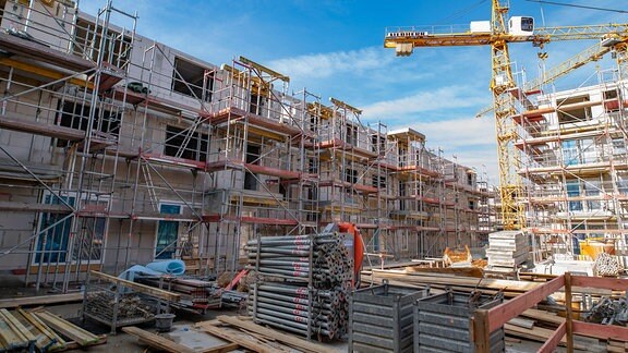 ARCHIV - 25.02.2019, Hamburg: Die Baustelle, auf der 182 Wohnungen entstehen, aufgenommen vor dem Richtfest für das Gebäude. 