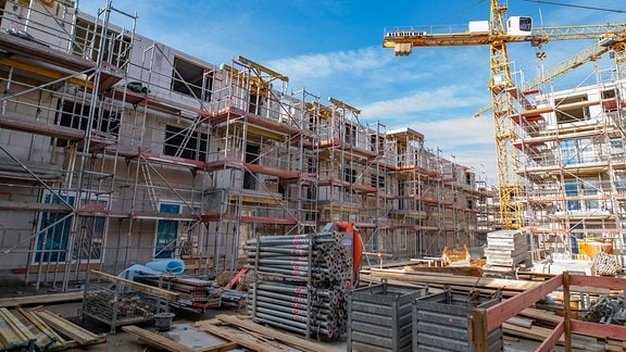 Baustelle, auf der 182 Wohnungen entstehen, aufgenommen vor dem Richtfest für das Gebäude. 
