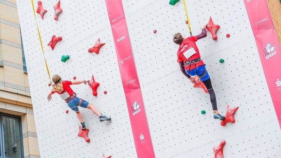 Am Samstag, 5. Oktober 2024 fand auf dem Burgplatz im Zentrum von Leipzig die Deutsche Jugendmeisterschaft im Speedklettern statt. Die Wand ist genormt. Mit einer Länge von 15 Metern und 5 Grad Überhang ist die Route bei allen Wettbewerben gleich. Ausgeträger ist der Deutsche Alpen Verein Sektion Leipzig