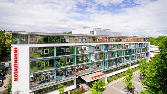 Ein Gebäude einer Klinik aus der Luft fotografiert