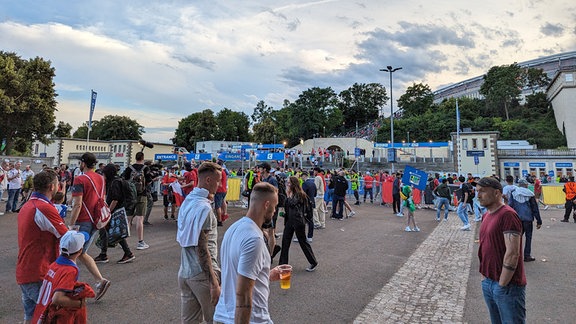 Vor den Haupteingängen am Fußballstadion in Leipzig herrscht entspannte Stimmung, die Besucher gehen problemlos und zügig ins Stadion.