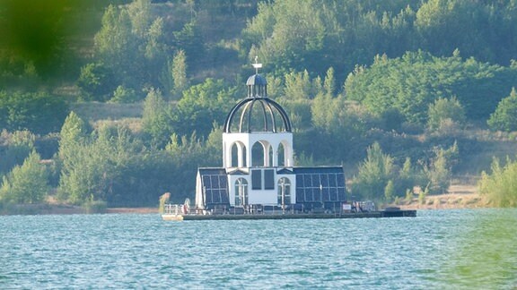 Der Störmthaler See bei Leipzig mit der schwimmenden Kirche 'Vineta' im Hintergund.