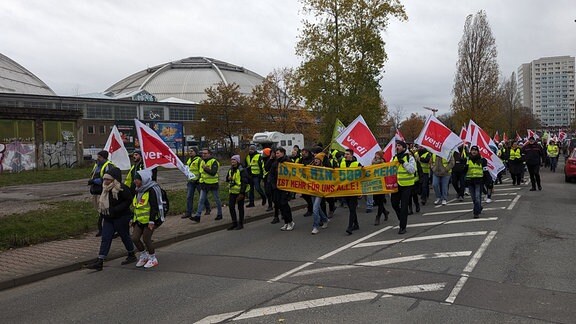 Streikende ziehen durch Leipzig.