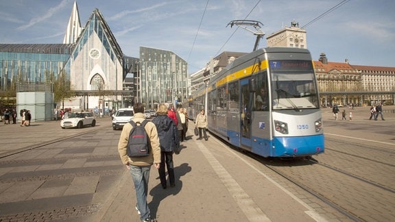 Fahrgäste und Straßenbahn am Augustusplatz in Leipzig