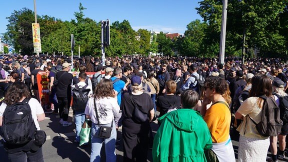 Auf einem Platz in Leipzig, dem Alexis-Schmann-Platz, versammeln sich tausende Teilnehmer zu einer Demo.