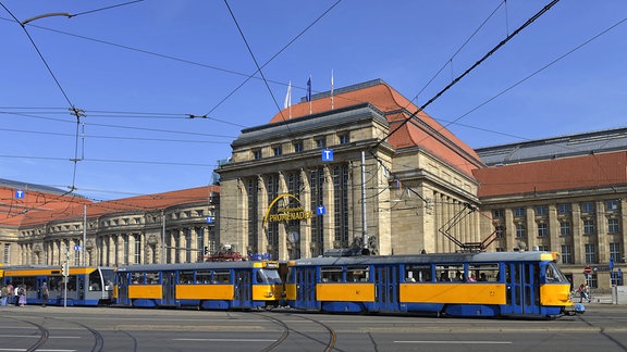 Straßenbahn auf dem Willy-Brandt-Platz vor dem Hauptbahnhof Leipzig