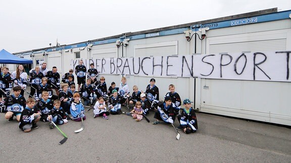 Fans der IceFighters Leipzig 2016 bei einer Mahnwache am Eiszelt in Taucha