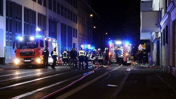 Feuerwehrleute auf einer Straße