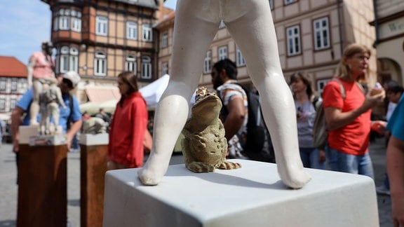 Eine Froschfigur aus Ton steht auf dem 31. Mitteldeutschen Töpfermarkt.