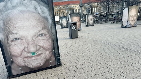 Schmiererein bei Toscano-Ausstellung vor dem Hauptbahnhof, Leipzig.