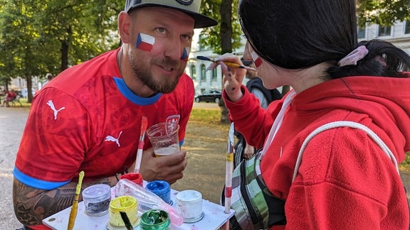Der Fan Zdenek Beneš aus Pilsen schminkt sich vor dem EM-Spiel in Leipzig.