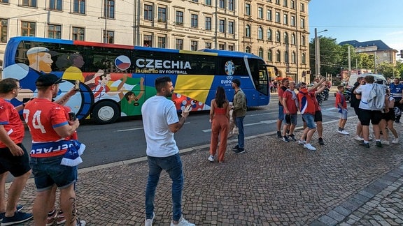 Fans der tschechischen Nationalmannschaft freuen sich riesig, als der Teambus ihrer Mannschaft am Waldplatz an ihnen vorüberfährt.