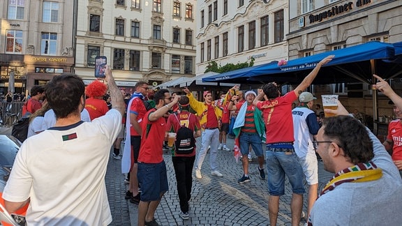 Fans der portugiesischen Nationalmannschaft freuen sich riesig aufs Spiel und erklären den Markt zur Partyzone.