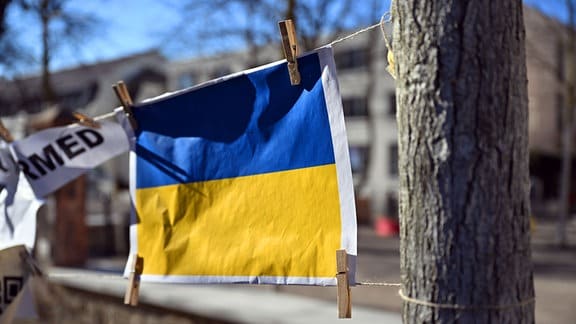 Eine kleine Fahne in den Farben der Ukraine hängt vor der Bauhaus-Universität Weimar. 