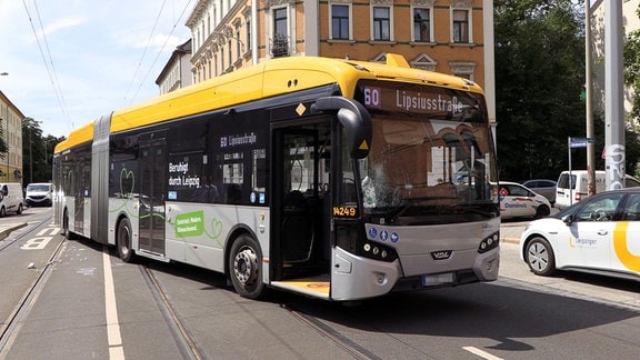 Linienbus nach Unfall am Adler an der Leipziger Antonienstraße