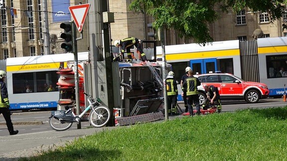 Rettung in eigener Sache: Ein Feuerwehrauto ist auf einer Kreuzung in Leipzig umgekippt.