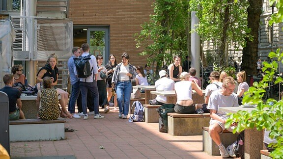 Studenten in der Cafetaria der Uni Leipzig