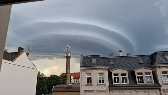 Unwetterwolken bilden einen Kreis über Leipzig.