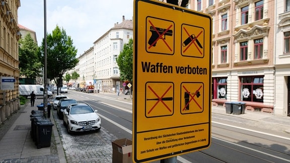 Ein Schild ist der Aufschrift “Waffen verboten“ an der Eisenbahnstraße.