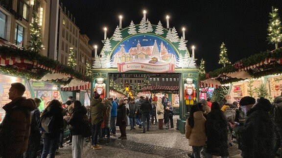 Menschen vor dem beleuchteten Eingang des Leipziger Weihnachtsmarktes