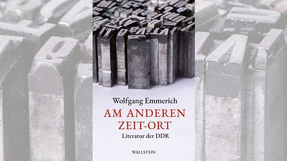 Buchcover von Emmerichs "Am anderen Zeit-Ort", auf dem Umschlagfoto sind stehende Buchstabenlettern zu sehen.