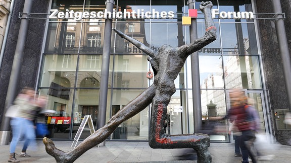 Bronzeplastik "Der Jahrhundertschritt" vor dem Zeitgeschichtlichen Forum Leipzig