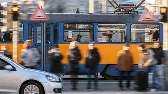 Eine Straßenbahn verlässt am den Haltestellenbereich vor dem Hauptbahnhof in Leipzig