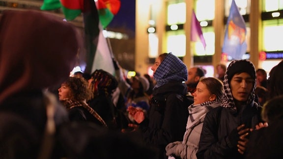 Greta Thunberg unter einer Gruppe Demonstranten auf dem Markt Leipzig. 