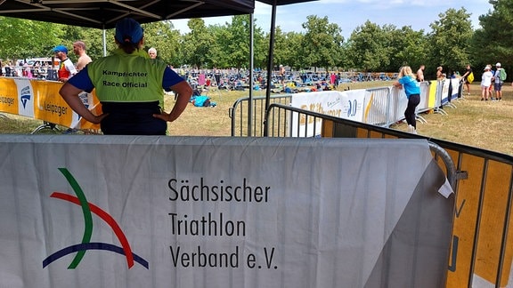 "Kampfrichter Race Official" steht auf einer Weste beim 40. Leipzig Triathlon.