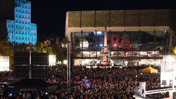 Zahlreiche Menschen versammeln sich auf dem Augustusplatz.