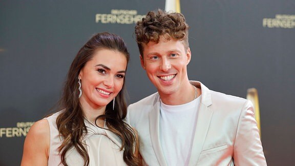 Renata Lusin und Valentin Lusin bei der Verleihung des Deutschen Fernsehpreises 2021 im Tanzbrunnen.