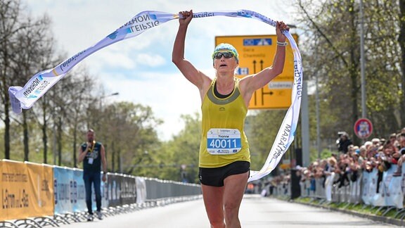 Als Erste bei den Frauen im Ziel - Yvonne van Vlerken gewinnt den Marathon