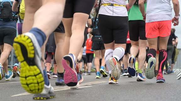 Laufschuhe von Teilnehmern beim Marathonlauf