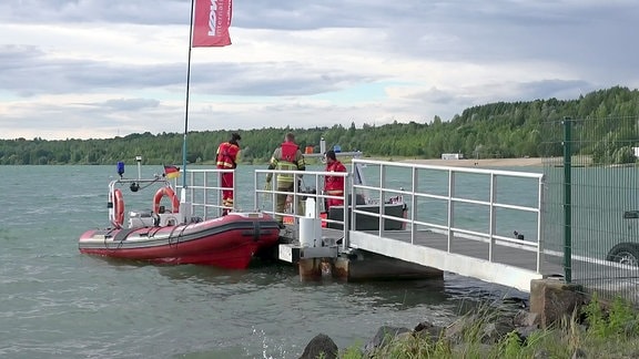Rettungskräfte auf einem Steg mit Boot