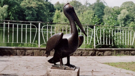 Eine Bronzefigur, die einen Pelikan darstellt