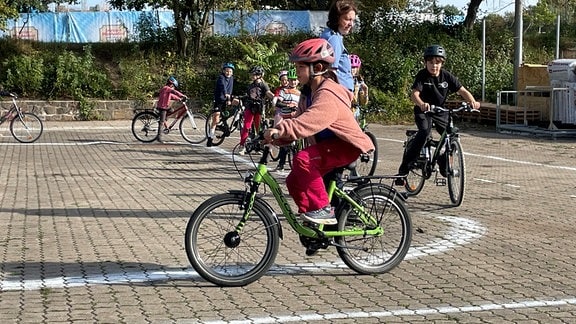 Grundschulkinder weihen den neuen Radfahrübungsplatz auf der Alten Messe in Leipzig ein.