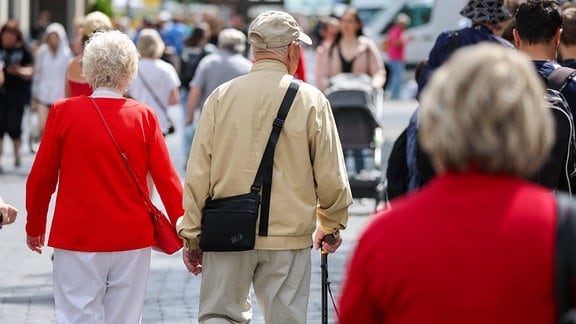 Senioren gehen zum Einkaufen durch die Leipziger Innenstadt