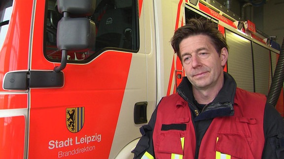 Für die Feuerwache Leipzig-Süd blieb die Lage in der Silvesternacht relativ ruhig. Wie Hauptbrandmeister und Notfallsanitäter Jörg Färber MDR SACHSENSPIEGEL sagte, gab es mit 190 Einsätzen für die Feuerwehr und 240 Einsätzen im Rettungsdienstbereich etwas mehr als im Vorjahr.