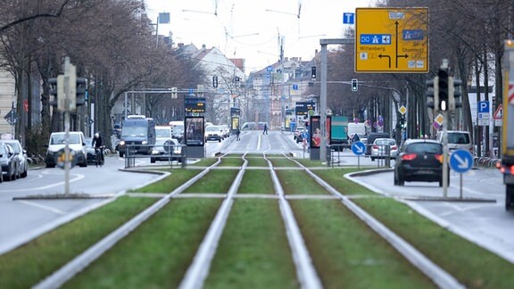 Leere Gleise der Straßenbahn im Süden der Stadt. Die Dienstleistungsgewerkschaft Verdi hat zu einem Streik der Mitarbeiter der Verkehrsbetriebe aufgerufen.
