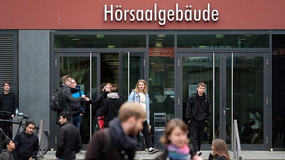 Studentenleben vor dem Hörsaalgebäude, 2017