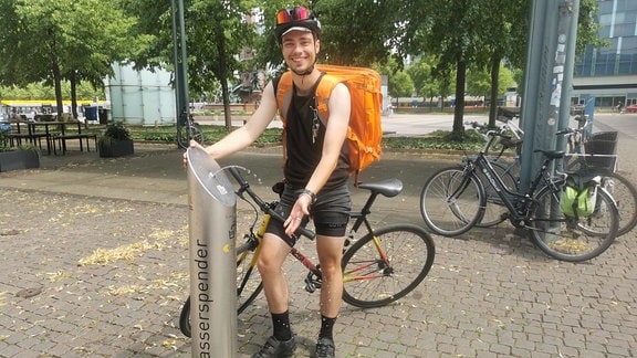 Trinkbrunnen in Leipzig: Fahrradkurier Tarik