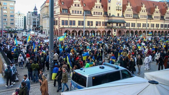 Menschen erinnern auf dem Leipziger Marktplatz an den russischen Überfall auf die Ukraine.