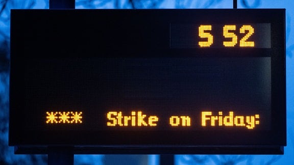 Die „Strike on Friday“ steht auf einer Anzeigetafel an der Straßenbahnhaltestelle Angerbrücke in Leipzig. 