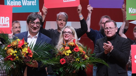  Stefan Hartmann (l) und Susanne Schaper, Vorsitzende der sächsischen Linken, stehen beim Landesparteitag ihrer Partei neben Bodo Ramelow (Linke/ r) , Ministerpräsident des Landes Thüringen, auf einer Bühne. Beide Vorsitzende sind als Spitzenkandidaten zur Landtagswahl nominiert.