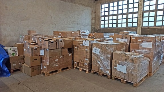 Paletten mit Kartons in einer Lagerhalle des LKA Sachsen