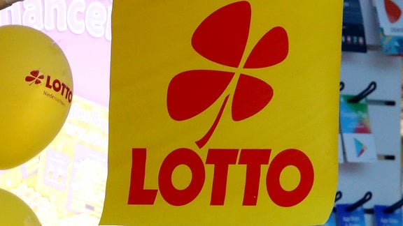 Eine Lotto-Fahne an einem Laden.