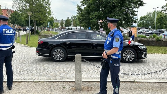 Polizisten bei Ankunft von Macron vor Schloss Moritzburg