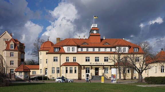 Das Rathaus von Markkleeberg (M) mit dem angrenzenden Stadthaus (l.).