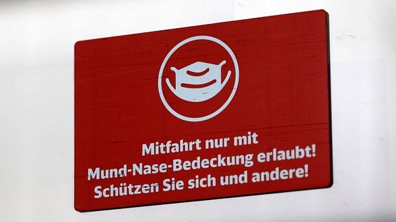 Auf einem ICE der Deutschen Bahn prangt der Hinweis, dass die Mitfahrt nur mit Mund-Nase-Bedeckung erlaubt sei. 