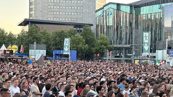 Massen in der Fanzone in Leipzig.